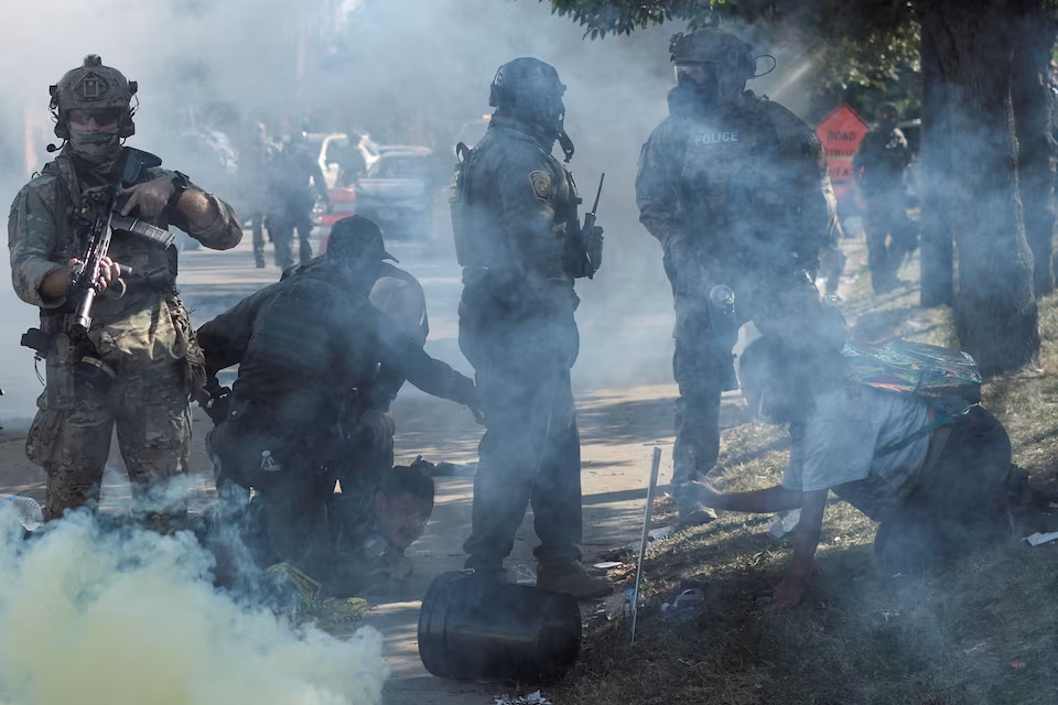 Border Patrol shoots armed woman Chicago protest